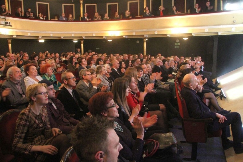 Niezwykły spektakl o Andrzeju Zausze w kieleckim Teatrze z pełną widownią [zdjęcia]