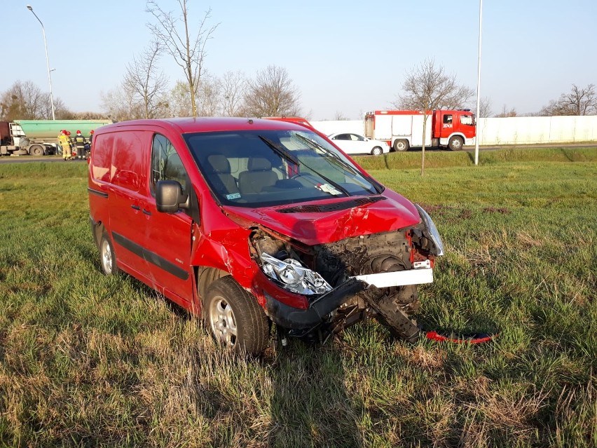 Wypadek wydarzył się na alei Nowaka-Jeziorańskiego na jezdni...