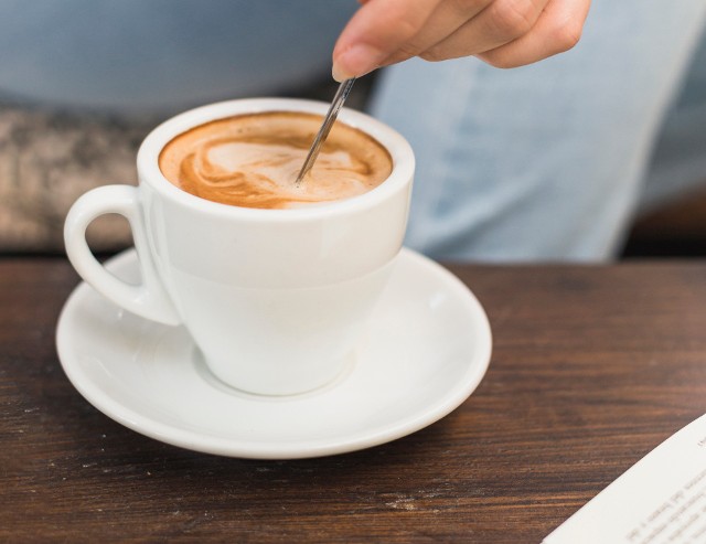 Ta przyprawa podkręci działanie kofeiny zawartej w kawie. Dodaj sobie energii i popraw nastrój pijąc smaczną i witaminową kawę z kakao.