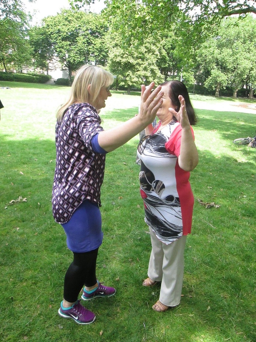 Osoby głucho-niewidome ćwiczyły samoobronę w parku...