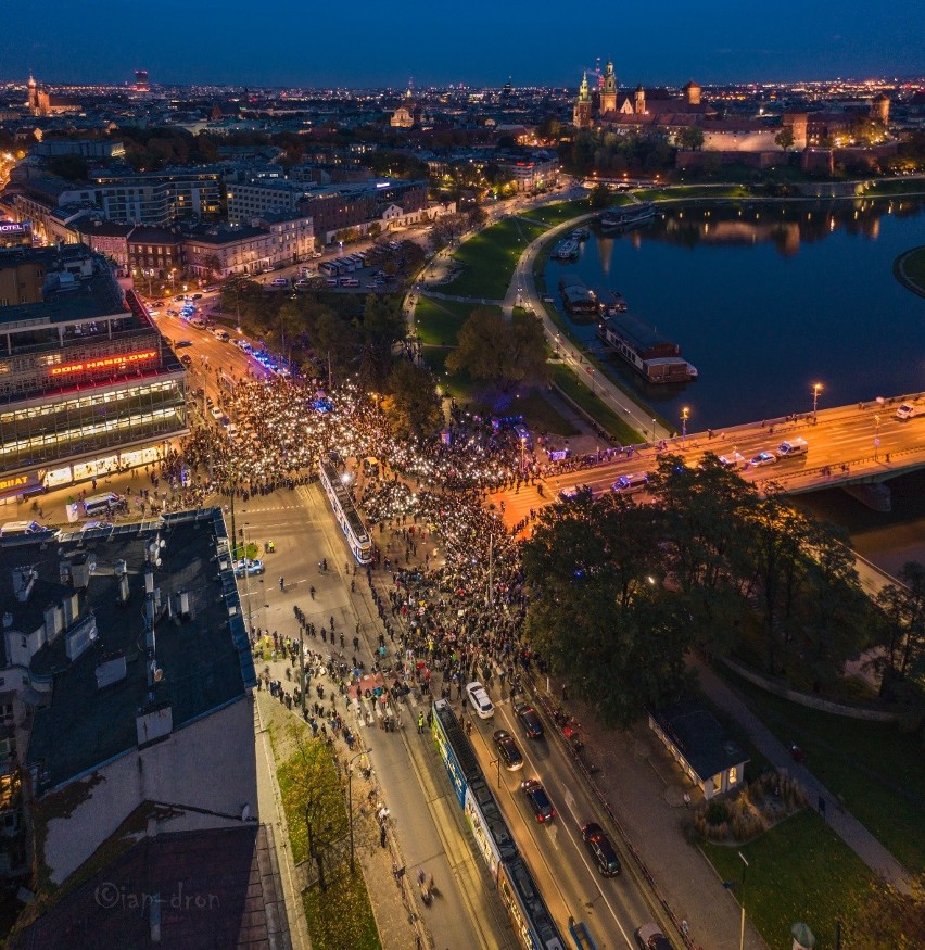 Protest kobiet w Krakowie przybierają różną formę. O ich...