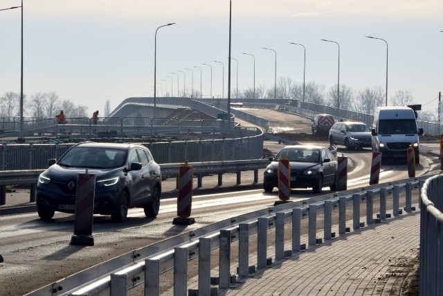 Most na Wiśle w Nowym Korczynie jest już praktycznie gotowy. - Wykonano już 99 procent prac. Zarówno jeśli chodzi o sam obiekt mostowy, jak i rondo oraz drogi dojazdowe do niego. Obecnie trwają drobne prace wykończeniowe. Odbiór obiektu planujemy 11 grudnia. Myślę, ze ruch samochodowy nowym mostem rozpocznie się od 14 grudnia. Taki jest plan - poinformował nas w czwartek, 3 grudnia Karol Rożek, zastępca dyrektora Świętokrzyskiego Zarządu Dróg Wojewódzkich. Na kolejnych slajdach prezentujemy najnowsze zdjęcia z budowy mostu, które wykonaliśmy w czwartek, 3 grudnia.>>>