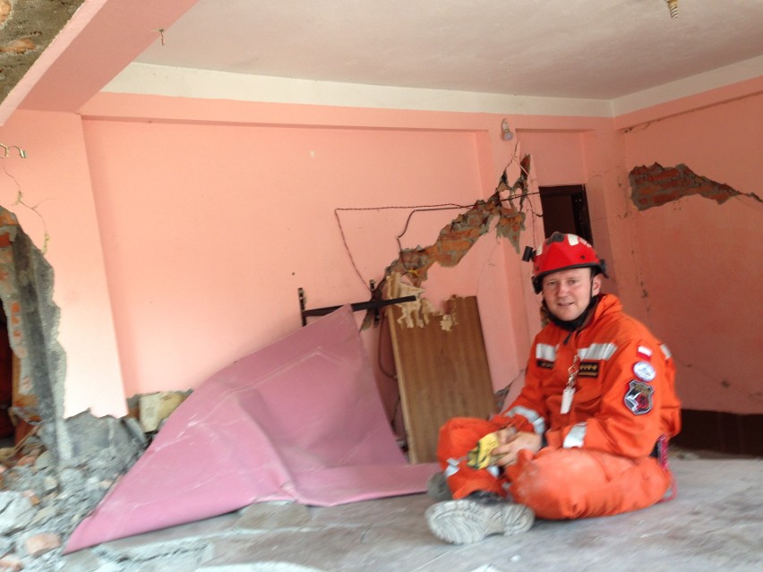 W jednym ze zrujnowanych nepalskich domów
