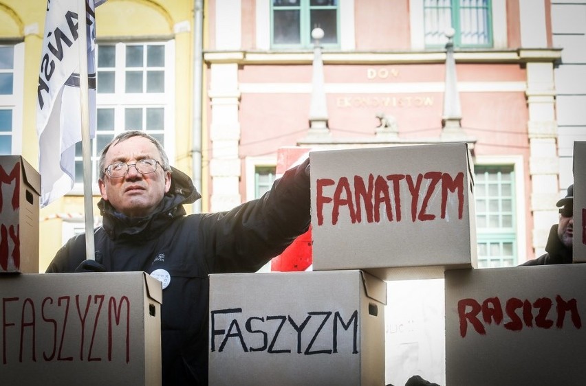 Manifestacja "Stop rasizm, stop faszyzm" na Długim Targu w...