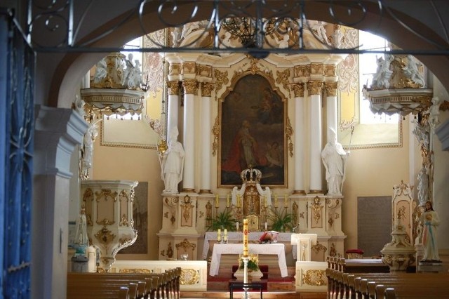 Wnętrze zabytkowego kościoła w Sadkach.