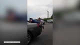 Policja. Kobieta rzuciła się na bagażnik uciekającej klientki (video) 