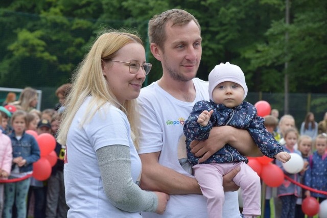 Państwo Szcześniewscy dla swojej córki zrobiliby wszystko. Pan Tomasz przejdzie dla niej z kolegą Karolem Zdrojewskim 1300 km.