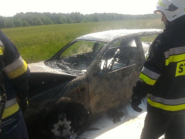 Do zdarzenia doszło na drodze krajowej nr 6 w okolicach Karlina. Da drodze zapalił się samochód osobowy. Strażacy opanowali ogień.Zobacz także: pożar w centrum Koszalina, przy budynku byłego Empiku