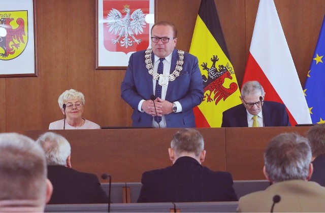 Po dwuletniej przerwie spowodowanej koronawirusem Rada Powiatu Inowrocławskiego znów obraduje stacjonarnie, spotykając się w sali sesyjnej przy ul. Mątewskiej