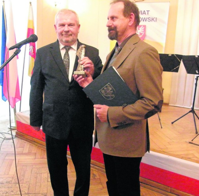 Marek Hołda (na zdj. z prawej) jest 11. laureatem nagrody "Przyjaciel Powiatu", przyznawanej przez starostę miechowskiego. Statuetkę wręczył mu starosta Marian Gamrat.