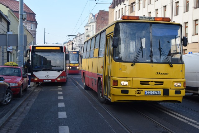 Uszkodzony autobus prywatnej firmy przewozowej na niemal godzinę wstrzymał ruch tramwajów w Grudziądzu. Na miejsce przyjechał wóz pomocy technicznej.