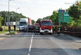 Gliwice: Czołowe zderzenie osobówki z dostawczakiem. Nie żyje jedna osoba ZDJĘCIA