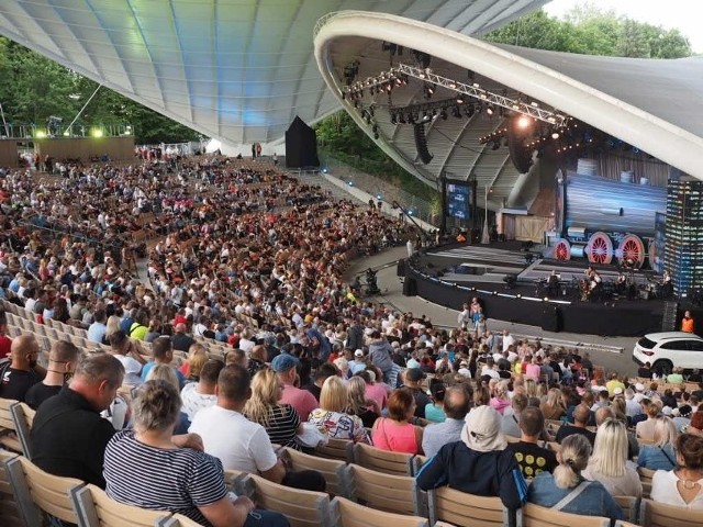 Zdecydowana większość skeczy prezentowanych w koszalińskim amfiteatrze to premiery, a hasło Festiwalu to tradycyjnie: „Minuta śmiechu to dzień życia dłużej”.