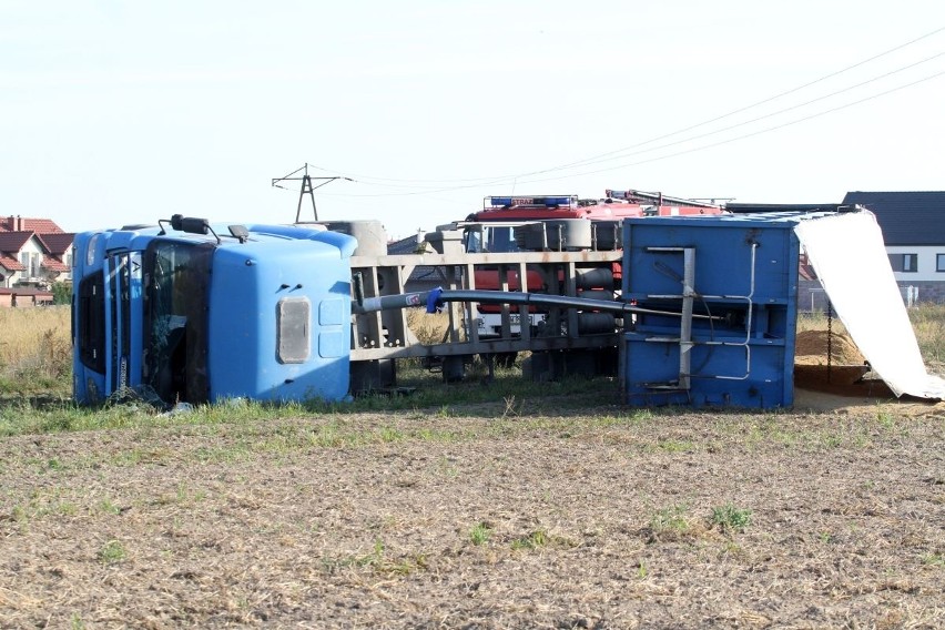 Wypadek w Kiełczowie. Ciężarówka przewróciła się na bok podczas rozładunku [ZDJĘCIA]