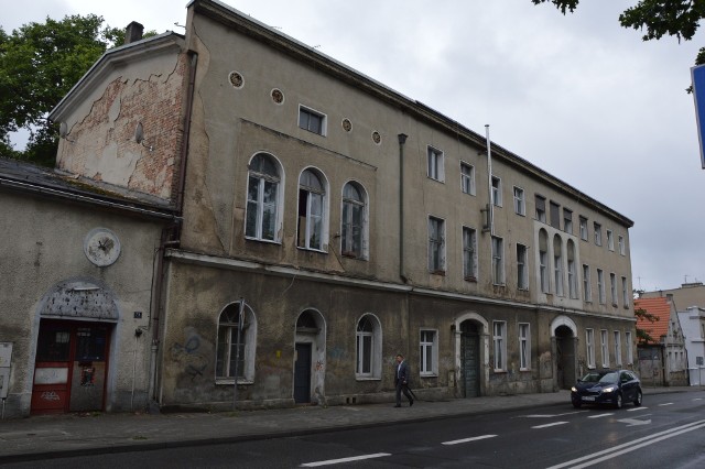 Zielona Góra. Budynek po dawnej tłoczni win przy ul. Wrocławskiej jest w coraz gorszym stanie.