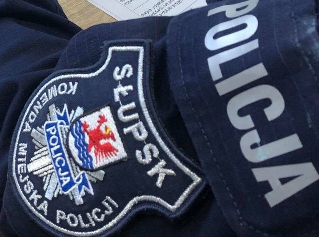 Policjanci z Wydziału Kryminalnego Komendy Miejskiej Policji w Słupsku poszukują świadków rozboju, do którego doszło w poniedziałek (9 maja 2022 r.) około godziny 15:30 - 15:40 w Słupsku przy ul. Armii Krajowej. Wszystkie osoby, które posiadają informacje na temat tego zdarzenia, proszone są o kontakt z funkcjonariuszami.