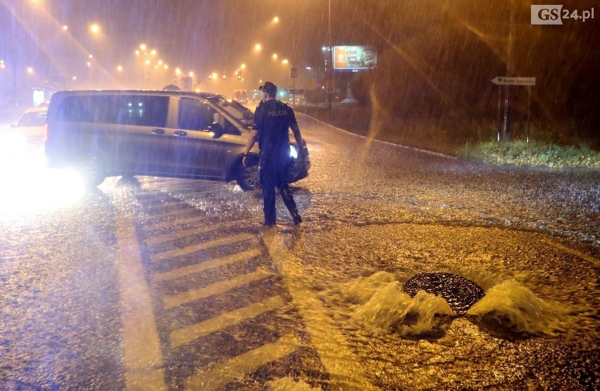 Burza i ulewa w Szczecinie. Ulice pod wodą. W centrum miasta było też gradobicie (28.08.2019)