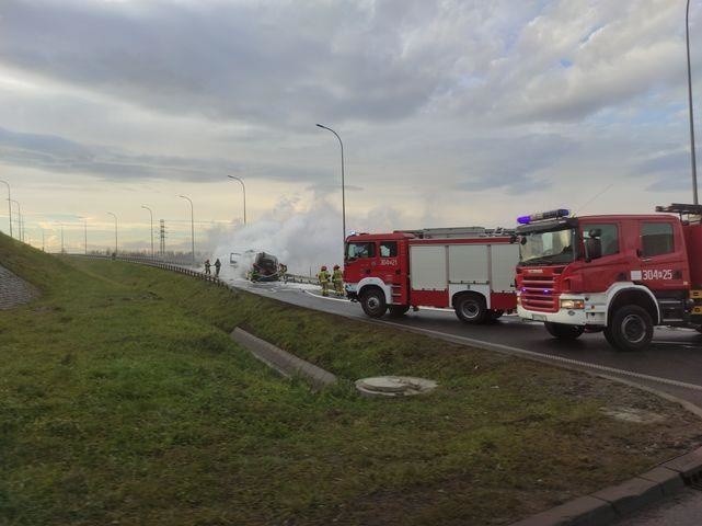 Pożar samochodu w rejonie zjazdu z A4 w Krakowie