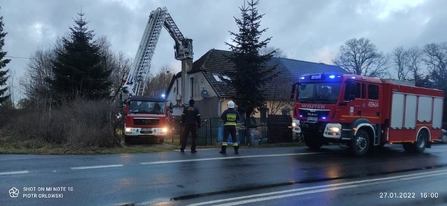 Pożar w Karlinie. Zapaliły się sadze w kominie