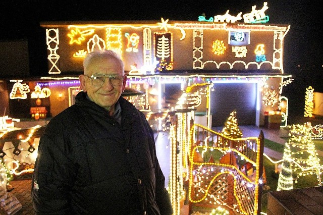 Tak prezentuje się świąteczna iluminacja w Krapkowicach.