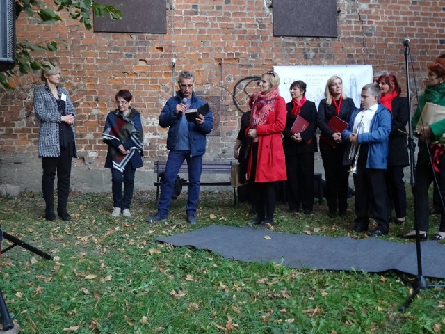 Jerzy Głąb przy kościele ewangelickim we Wschowie