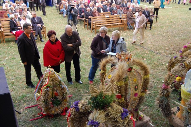 W tym tygodniu odbędą się dożynki gminy MorzeszczynJedną z tradycji dożynek są pięknie wyplatane przez Koła Gospodyń Wiejskich wieńce dożynkowe
