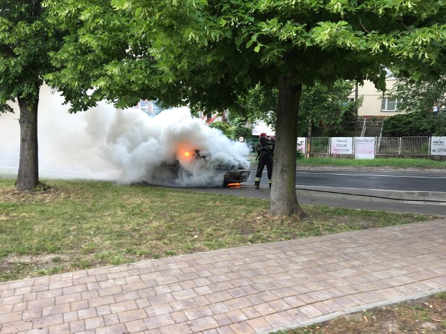 Około godziny 14 w pobliżu Stawu Brodowskiego osobowy samochód stanął w ogniu. Na miejsce przyjechał jeden zastęp straży pożarnej. Stwierdzono, że pali się silnik, który szybko ugaszono. Nikt nie odniósł obrażeń.