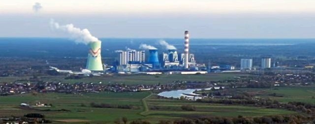 Komin Elektrowni Opole (250 metrów)Kominy są najwyższymi budowlami wolnostojącymi w Polsce (najwyższe z nich mierzą znacznie więcej niż warszawskie wieżowce) i obok masztów radiowo-telewizyjnych są najwyższymi konstrukcjami w kraju. Elektrownia Opole jest jedną z najnowocześniejszych i największych elektrowni opalanych węglem kamiennym w Polsce. Produkcja energii elektrycznej z sześciu bloków energetycznych jest w stanie zaspokoić ok. 12 procent krajowego zapotrzebowania na energię elektryczną.250-metrowy komin elektrowni  to najwyższa budowla w województwie opolskim. To jedenasty pod względem wysokości komin w Polsce (ale takich 250-metrowców jest pięć).  Największy w Polsce jest komin elektrowni Jaworzno - 306 m.