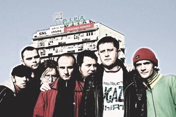 Zespół na początku znany był jako Grabaż + Ktoś Tam Jeszcze, jednak po pierwszym koncercie w Legnicy zmienił nazwę na Grabaż i Strachy na Lachy 