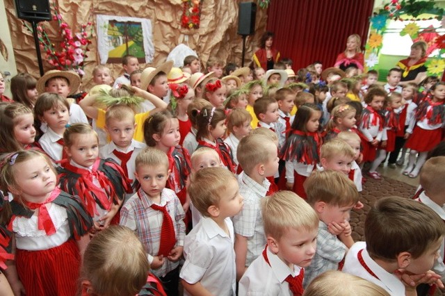 Przedszkolaki ubrane w regionalne stroje przygotowały niezwykłe występy.