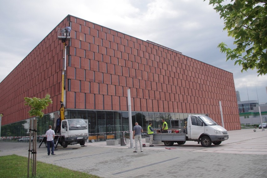 Biblioteka akademicka w Katowicach: sprawdzają budynek roku, odpadła z niego płyta [ZDJĘCIA, WIDEO]