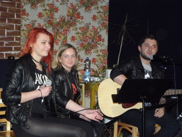 Od lewej Gabriela Głuszek, Agata Szark i Dariusz Buczek. To oni dali okolicznościowy koncert w auli