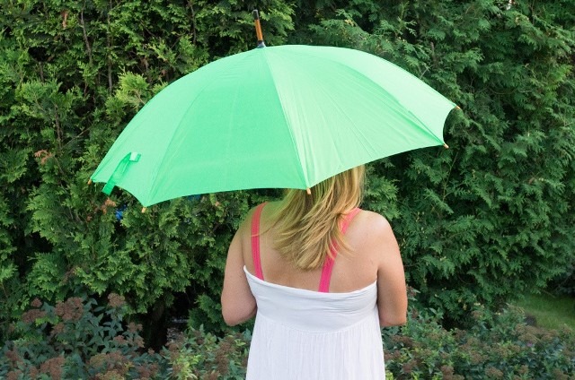 Najmniej wygodnym sposobem na znalezienie odrobiny cienia będzie użycie parasola.