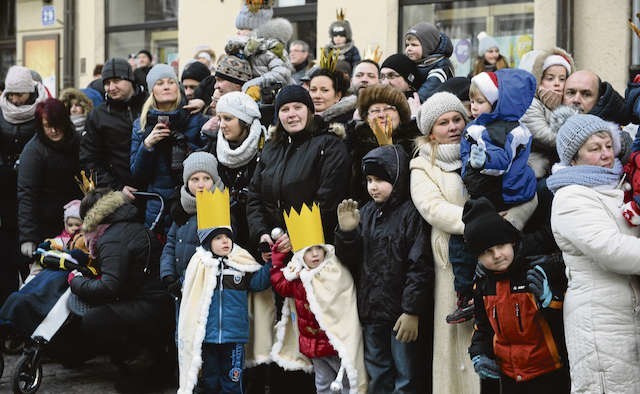 Tak w zeszłym roku na Szerokiej torunianie czekali na orszak Trzech Króli, który przeszedł przez starówkę