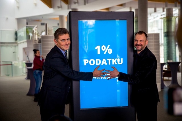 Maciej Żywno (z lewej) i Damian Tanajewski zachęcają do przekazania 1 proc. podatku lokalnym organizacjom