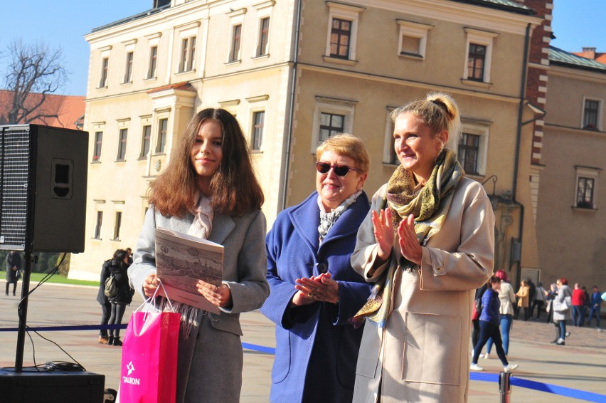 Na Wawelu zakopano kapsułę czasu. Trafiły do niej listy setki dzieci