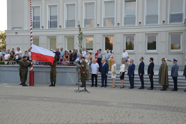 Podniesienie flagi przez poczet sztandarowy kompanii honorowej Wojska Polskiego z niżańskiego ganizonu, poprzedziło apel poległych za ojczyznę i uroczystości rocznicowe