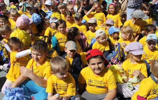 26 maja podczas ekologicznej imprezy pod nazwą Europejskie Dni Słoneczne w Oleśnie prawie 300 maluchów z przedszkoli nr 3 i 4 przyniesie łańcuszki zrobione z plastikowych nakrętek.