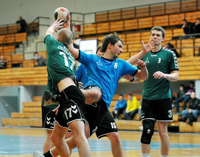 Drużyny AZS-u UZ Zielona Góra spotkały się w finale. W jednej z akcji atakuje Marcin Kozłowski (nr 8), broni Tomasz Rusiński (17), a przygląda się Bogumił Buchwald (3).