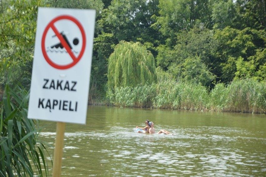 Wrocławianie wypoczywają na darmowym kąpielisku przy ul....