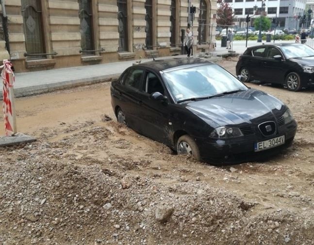 Dramat mieszkańców i przedsiębiorców z ul. Nawrot. Utopiony w wykopie samochód wyciągała ekipa remontowa ZDJĘCIA