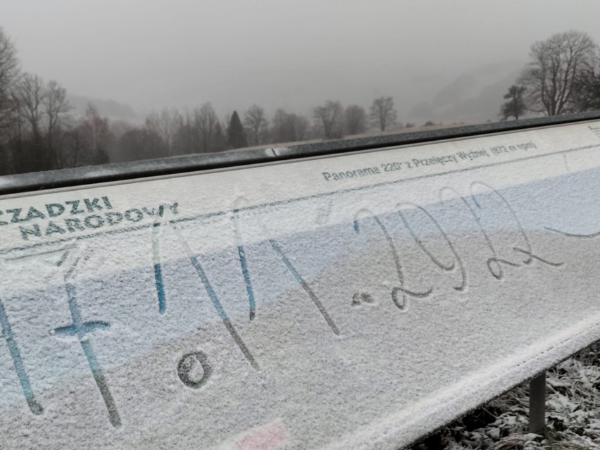 W czwartek w Bieszczadach spadł śnieg. Powoli robi się biało! [ZDJĘCIA]