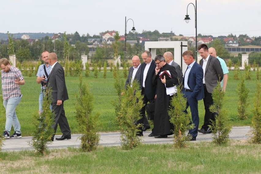 Będą nowe miejsca na cmentarzu w Cedzynie. Jest też kolumbarium