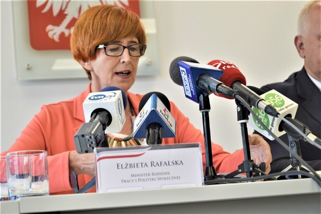 Elżbieta Rafalska podczas poniedziałkowej konferencji w Gorzowie.