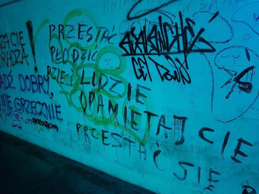Katowice: Tunel między Wojewódzką a Tylną Mariacką - Bomba demograficzna! Szczyt klimatyczny! - takie napisy widnieją na ścianach 