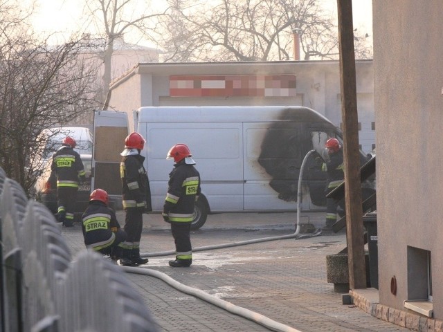 Obok warsztatu nadpaleniu uległ dostawczy mercedes sprinter.