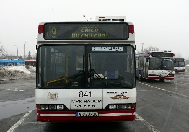 Wprowadzane od najbliższej soboty zmiany w rozkładach jazdy autobusów będą dotyczyć między innymi porannych kursów "dziewiątki".