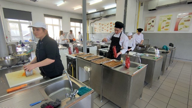 Uczniowie CKZiU w Sosnowcu codziennie przygotowują posiłki dla gości z Ukrainy, którzy znaleźli tymczasowe schronienie w budynku Gastronomika przy ulicy Wawel Zobacz kolejne zdjęcia/plansze. Przesuwaj zdjęcia w prawo - naciśnij strzałkę lub przycisk NASTĘPNE