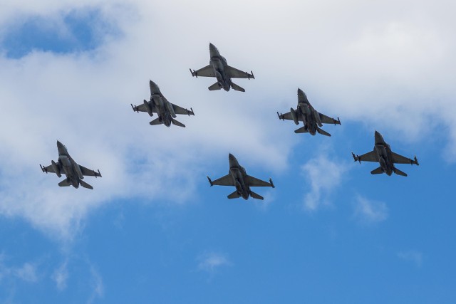 Zdjęcie ilustracyjne - wojskowe samoloty odrzutowe sił powietrznych