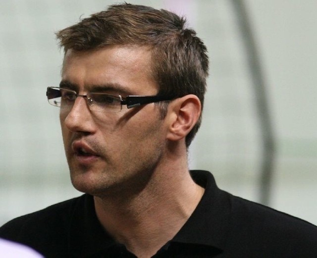 Podopieczni trenera Krzysztofa Makaryka wygrali pierwszy mecz w Młodej Lidze siatkarzy.